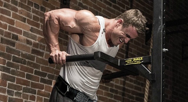 Отжимания на брусьях